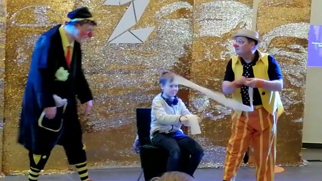 Шоу-дуэт "МиКс" артисты цирка в ТЦ зеленопарк.