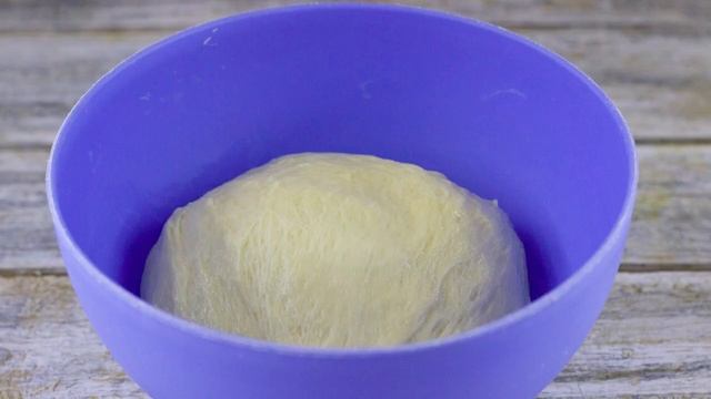 Пирожки с вишней в духовке, не текут и не черствеют. Вкусные и воздушные, с вишневой начинкой!