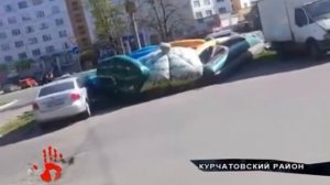 Надувной батут снесло ветром в Челябинске Одного человека зажало