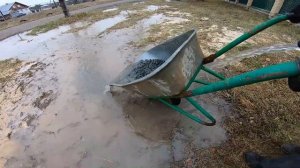 Откуда масляные пятна на воде в колодце