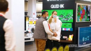Предложение руки и сердца в гипермаркете техники на экранах