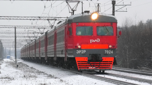 ЭР2Р-7024 сообщением Москва - Шатура делает остановку на о.п. Вялки