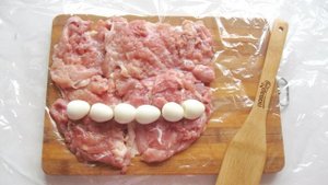 Рулет из куриных бедрышек