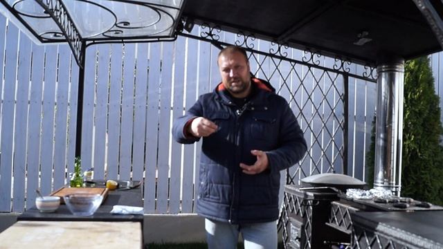 КАРАСИ на ГРИЛЕ под сметанным соусом ВИДЕО РЕЦЕПТ жаренная рыба на мангале + соус для речной рыбы