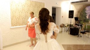 Младшая сестра поет на свадьбе