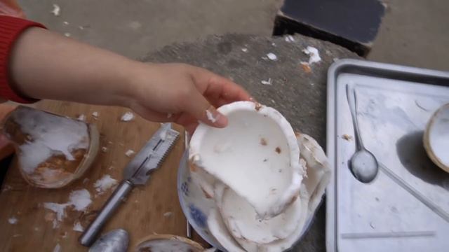 86元网购一箱椰子，儿媳尝试做成椰子鸡，汤鲜肉嫩，公婆都来一起品尝 смотреть онлайн