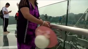 Стеклянная смотровая площадка на высоте 400 метров открылась в Китае (новости)