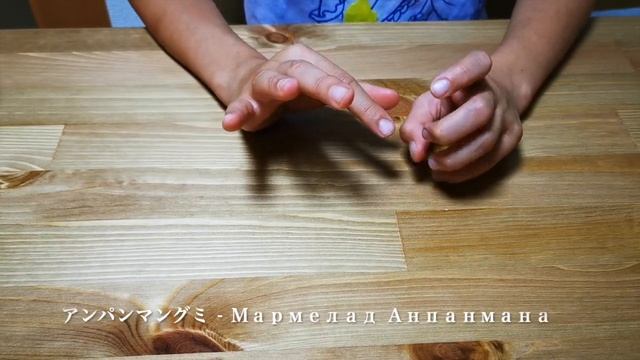 Аня покупает японские детские сладости в автоматической кассе и открывает их!