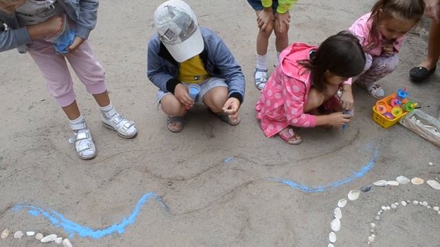 Красивая картина из ракушек и цветного песка в  детском саду смотреть онлайн