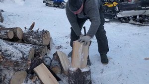 Обзор топора Gardena 2800 S, рубит дрова как щепки