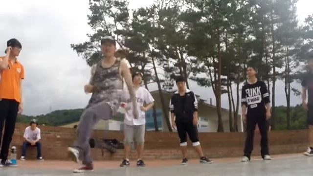 Bboy System1998 ( Overflow Breakerz, Master Mass Clan ) freestyle cut. Cypher on da street. смотреть онлайн