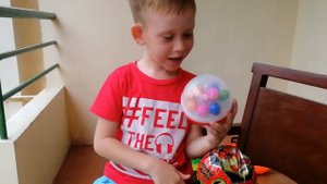 Что спрятано в гигантском леденце? Распаковка огромного чупа чупса