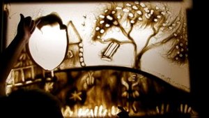 песочная анимация ПРО бабушку. ( рисует Алена, 9 лет)