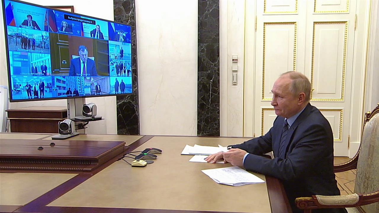 Владимир Путин по видеосвязи принял участие в цере...сразу нескольких социальных объектов в регионах