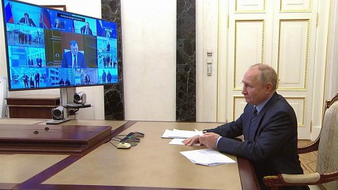 Владимир Путин по видеосвязи принял участие в цере...сразу нескольких социальных объектов в регионах