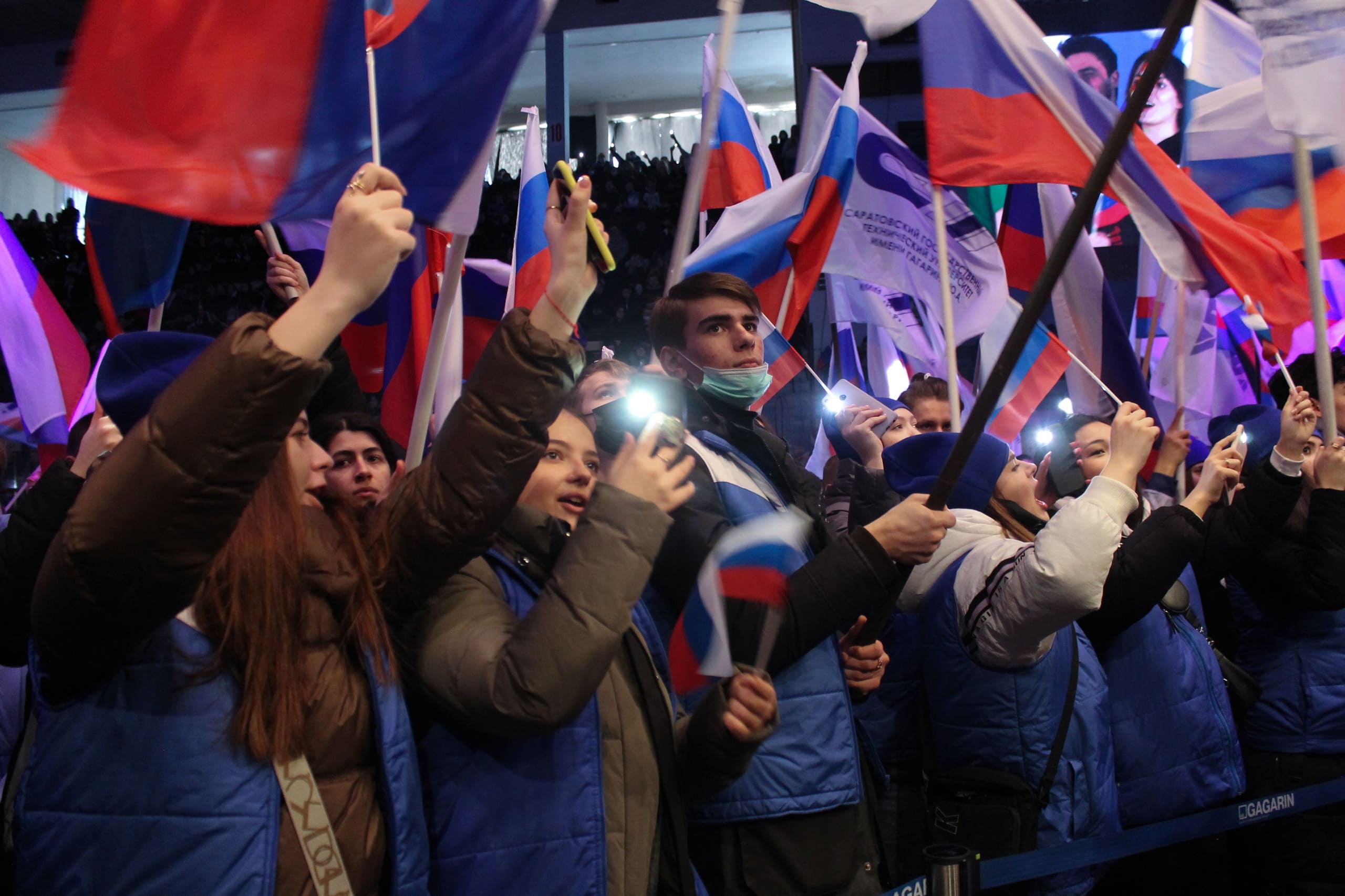 Сотрудники и студенты СГУ приняли участие в митинге-концерте в честь воссоединения Крыма с Россией.