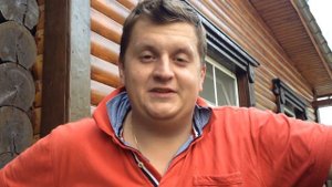 Листья дуба падают с ясеня