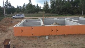 Демонтируем опалубку. Утепляем фундамент.