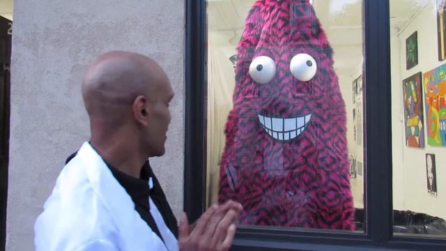 NYC artist Brian SOIGNE Wilson's sculpture named PETUNIA in the window of the DOLLHAUS II gallery! смотреть онлайн