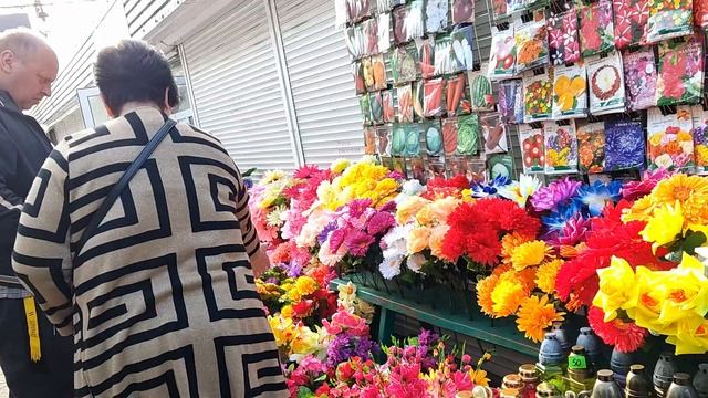 Поездка на работу. Покупаем рассаду. Бабушка работает в огороде. Сельская жизнь смотреть онлайн