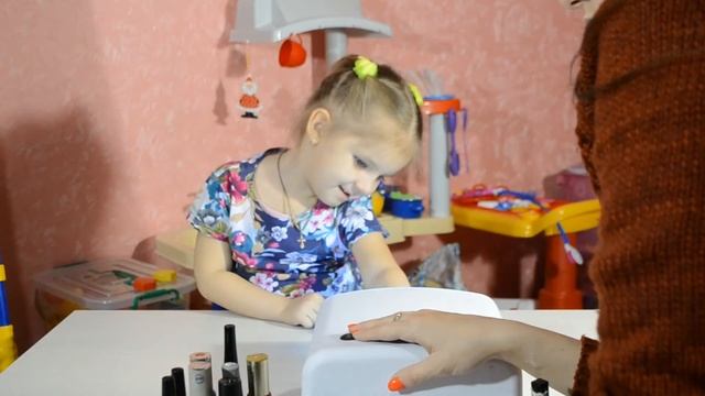 ДЕЛАЕМ МАНИКЮР I ИГРАЕМ В САЛОН КРАСОТЫ I ВИДЕО ДЛЯ ДЕТЕЙ И МАЛЫШЕЙ смотреть онлайн