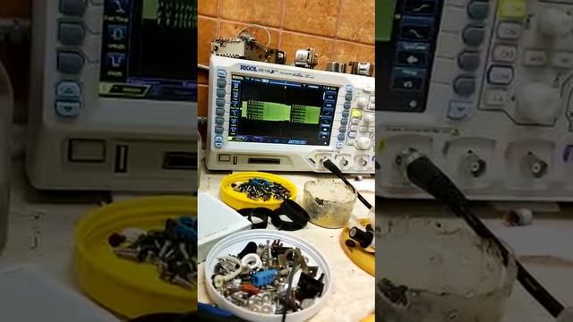 Демонстрация работы переносного генератора пачек частот Лепсе смотреть онлайн