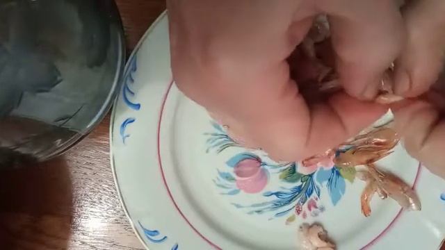 Как чистить мелкую креветку