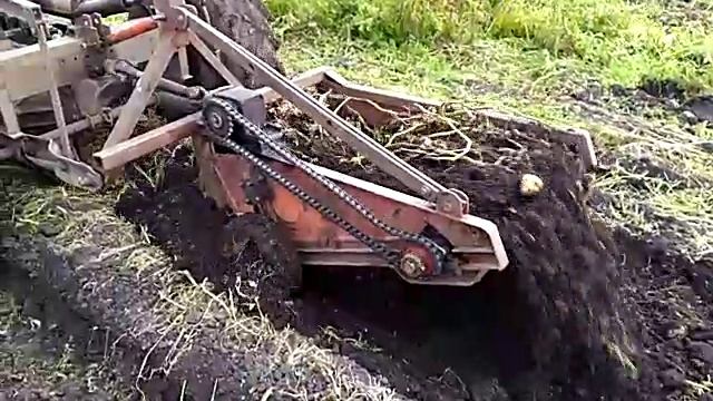 Самодельная картофелекопалка на слишком бльшой скорости и большоь заглублении