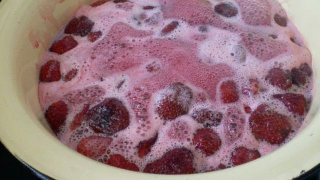 Клубничное варенье янтарное