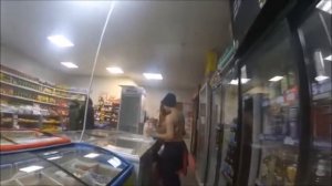 Девушки в лифчиках зимой зашли в магазин!