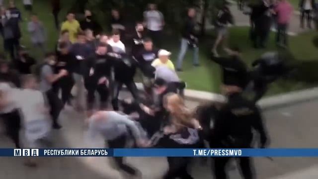 В Минске во время пресечения несанкционированных массовых мероприятий пострадали сотрудники ОМОН смотреть онлайн