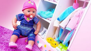Видео игрушки - Кукла БЕБИ Анабель меряет Джинсовый Комбинезон! - Весёлые игры одевалки для девочек