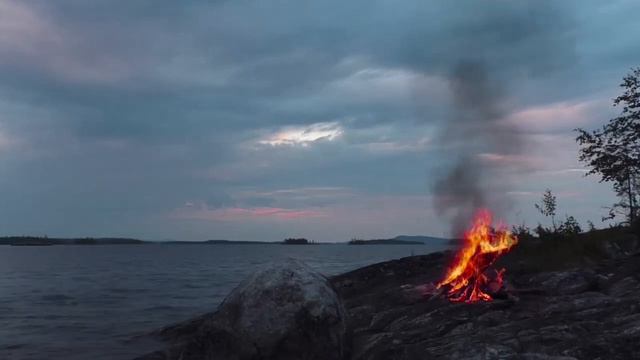 Bonfire on the river bank in the evening / Костёр на берегу реки вечером смотреть онлайн