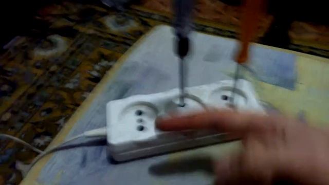 Как проверить напряжение в розетке с помощью пальца смотреть онлайн