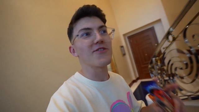 J'ai CONSTRUIT un SETUP GAMING SECRET dans L'HOTEL le plus LUXUEUX du MONDE смотреть онлайн