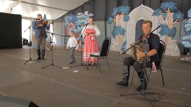 Сидели два медведя на ветке зеленой смотреть онлайн