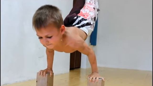 вот мальчику 5 лет а он накаченей вас смотреть онлайн