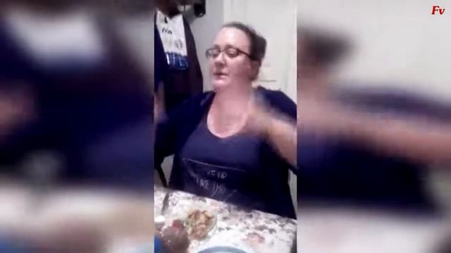 Девушка рассказывает анекдот про крокодила смотреть онлайн