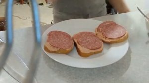 Простые горячие бутерброды с колбасой и сыром
