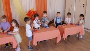 Осенний оркестр. Дети средней группы играют на орешках, фантиках и расческах. ДОУ№53, Чита