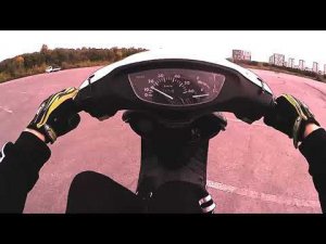 Езда на заднем колесе под музыку #hondadio #скутер #стантнаскутере