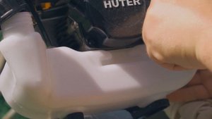 Как поменять топливный бак на безнотриммере Huter ggt 1900s своими руками.