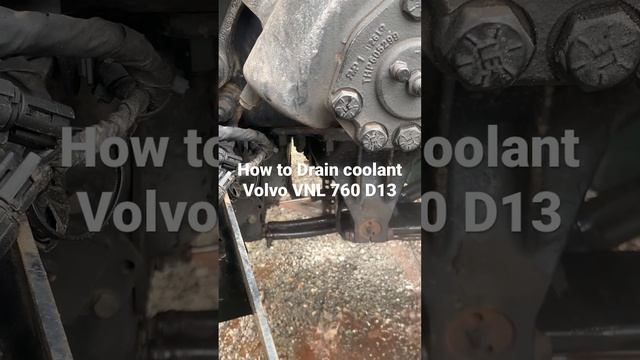 How to drain coolant in Volvo VNL 760 D 13 Engine without drain pipe смотреть онлайн