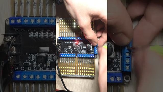 Демонстрация контроллера Автоматической подсветки лестницы 32 ступени смотреть онлайн