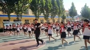 Утренняя зарядка в китайской школе. Как здорово.