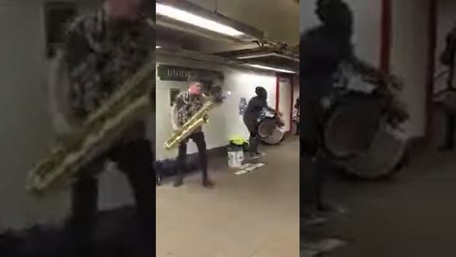 Мужик на саксофоне играет смотреть онлайн