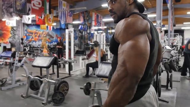 Как накачать большой бицепс! Секретами делится Jay Hardbody.mp4 смотреть онлайн