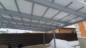 Балочный навес из монолитного поликарбоната.