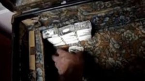 Мужчина купил старый дом и был шокирован находкой в подвале. Не поверил своим глазам!