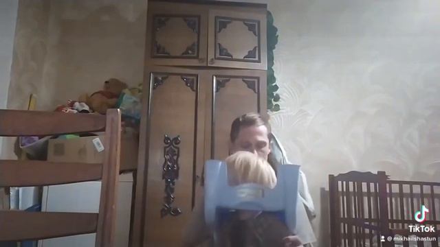 Он сам себе корону 👑в детстве одел, да так, что папа снять не смог. Он еще сам как и вы не в курсе смотреть онлайн